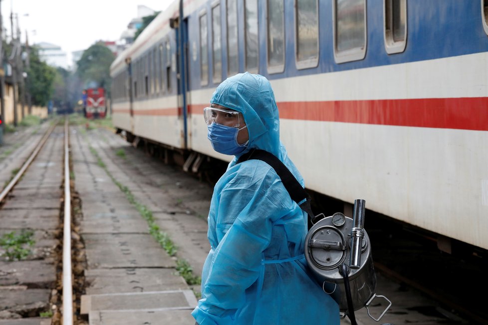 Během pandemie koronavirus platí přísná karanténní opatření po celém světě. Vietnamská zdravotnice dezinfikuje vlak na hanojském nádraží, (19.03.2020).