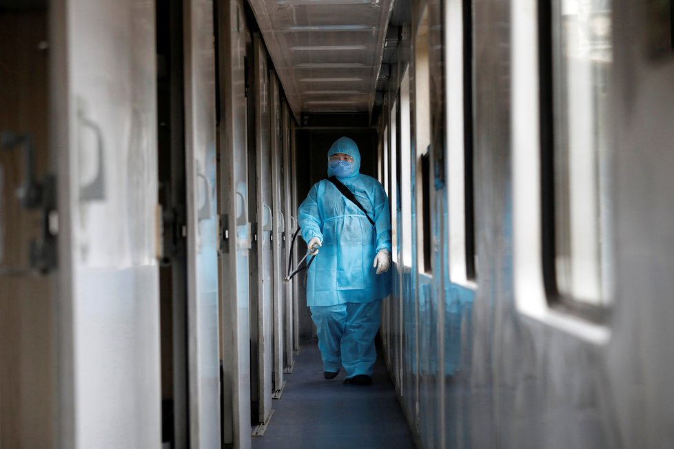 Během pandemie koronaviru platí přísná bezpečnostní a karanténní opatření po celém světě. Na snímku vietnamská zdravotnice dezinfikuje vlak na hanojském nádraží, (19.03.2020).