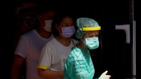 Zdravotníci během pandemie čelí nadávkám i útokům.