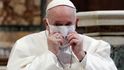 Papež František v posledních týdnech čelil kritice, že při svých veřejných vystoupeních nenosí roušku. Poprvé si ji nasadil teprve minulý týden.
