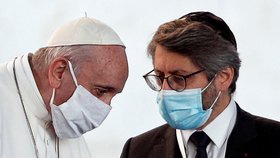 Papež František v roušce.