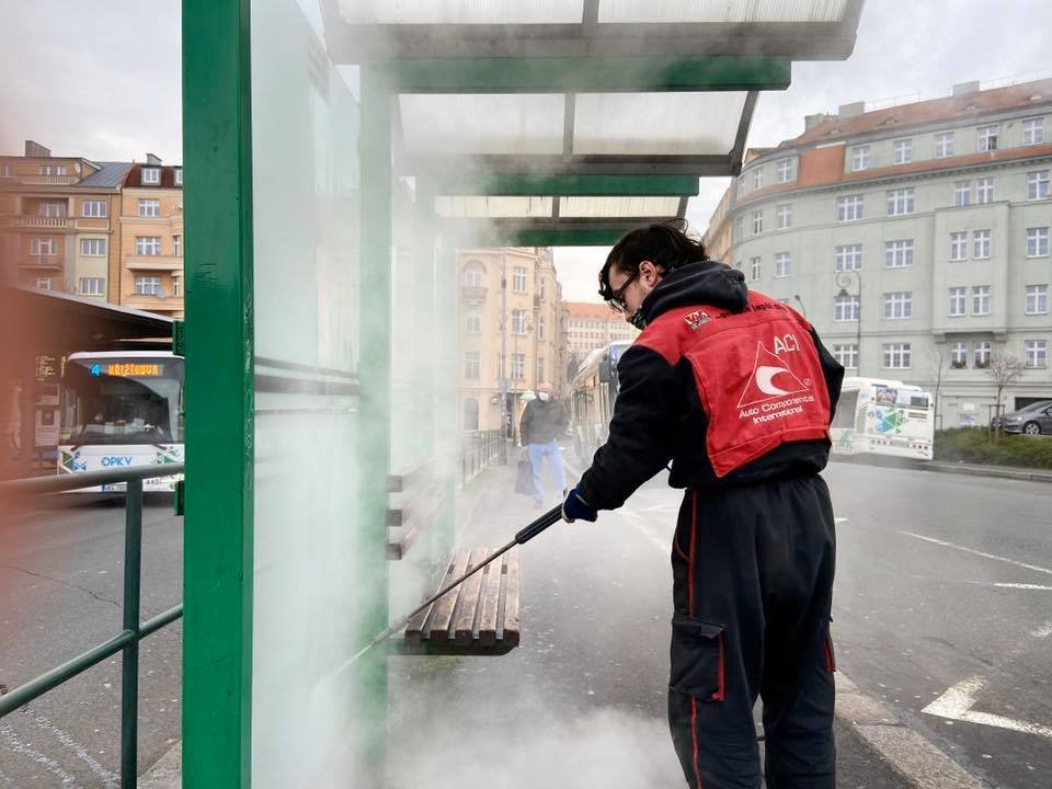 Zastávky MHD spolu s městskými autobusy čistí v Karlových Varech tlakovou párou.