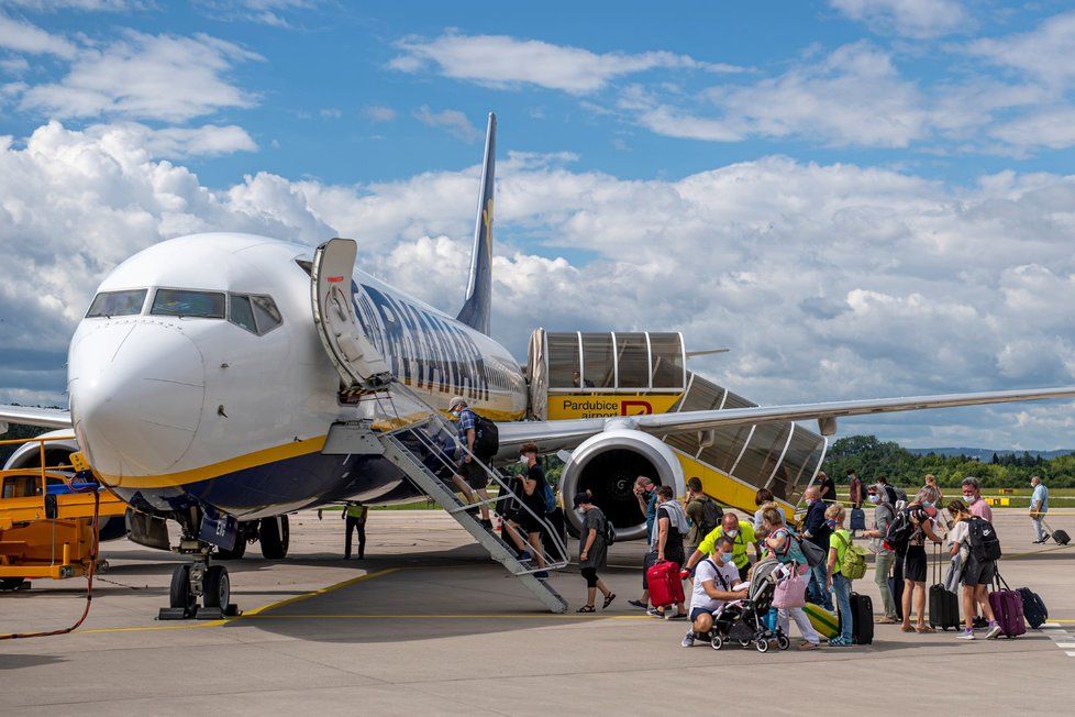 Přibližně stovka lidí odletěla 6. července 2020 se společností Ryanair z pardubického letiště do Alicante ve Španělsku