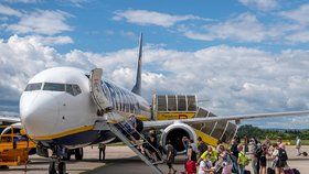 Přibližně stovka lidí odletěla 6. července 2020 se společností Ryanair z pardubického letiště do Alicante ve Španělsku.