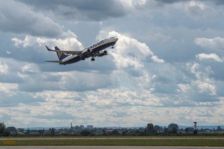 Přibližně stovka lidí odletěla 6. července 2020 se společností Ryanair z pardubického letiště do Alicante ve Španělsku.