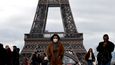 Turisté se při návštěvě Eiffelovy věže v Paříži chrání maskami (1.2.2020)