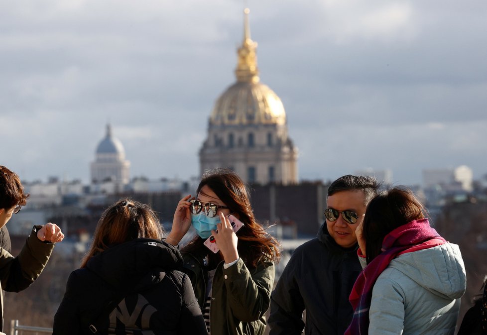 Turisté se při návštěvě Eiffelovy věže v Paříži chrání maskami (1. 2. 2020)