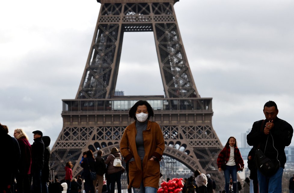 Turisté se při návštěvě Eiffelovy věže v Paříži chrání maskami (1.2.2020)