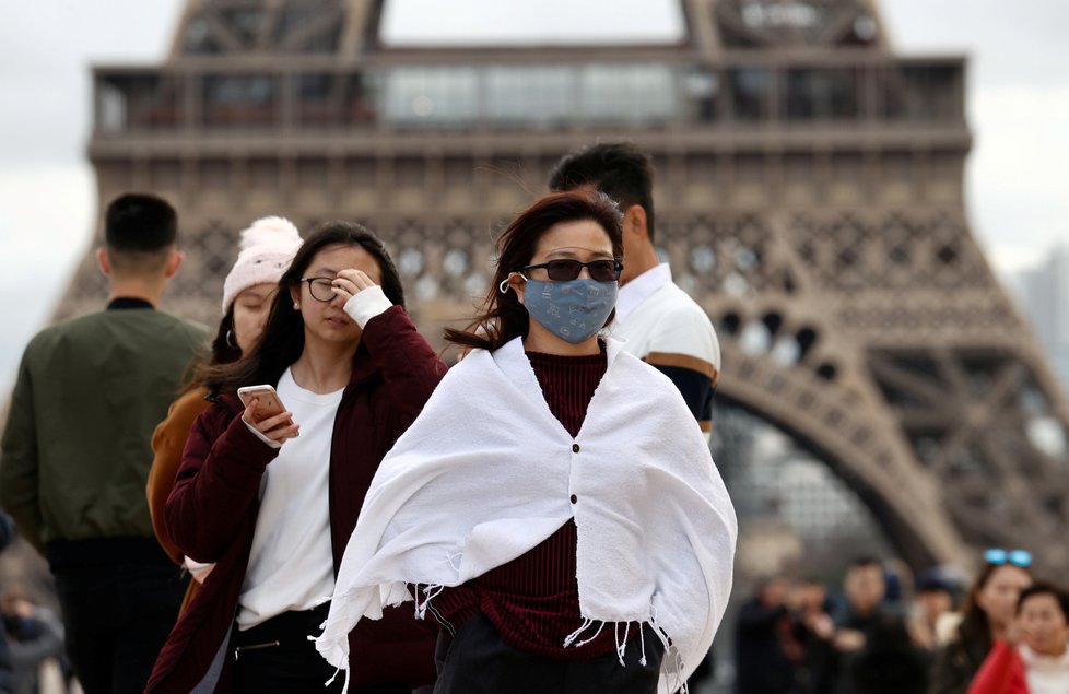 Turisté se při návštěvě Eiffelovy věže v Paříži chrání maskami (1. 2. 2020)