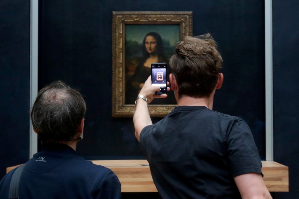 V Paříži se po čtyřech měsících otevřela galerie Louvre, návštěvníci tak znovu mohli obdivovat mimo jiné Monu Lisu (6. 7. 2020).