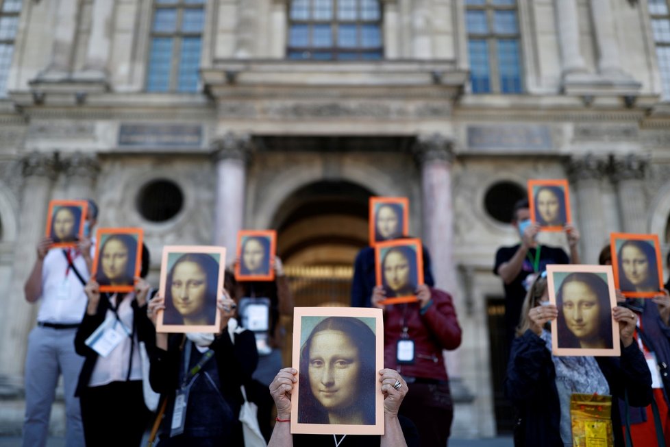 V Paříži se po čtyřech měsících otevřela galerie Louvre, návštěvníci tak znovu mohli obdivovat mimo jiné Monu Lisu (6. 7. 2020).