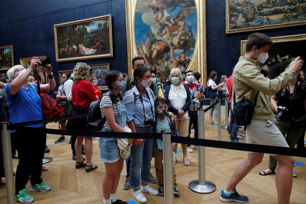 V Paříži se po čtyřech měsících otevřela galerie Louvre, návštěvníci tak znovu mohli obdivovat mimo jiné Monu Lisu (6. 7. 2020)