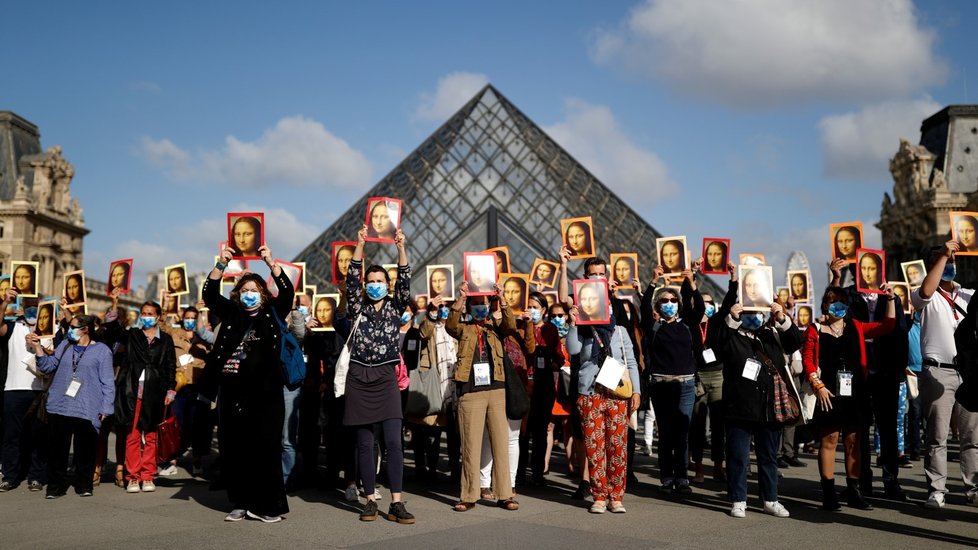 V Paříži se po čtyřech měsících otevřela galerie Louvre, návštěvníci tak znovu mohli obdivovat mimo jiné Monu Lisu (6. 7. 2020).