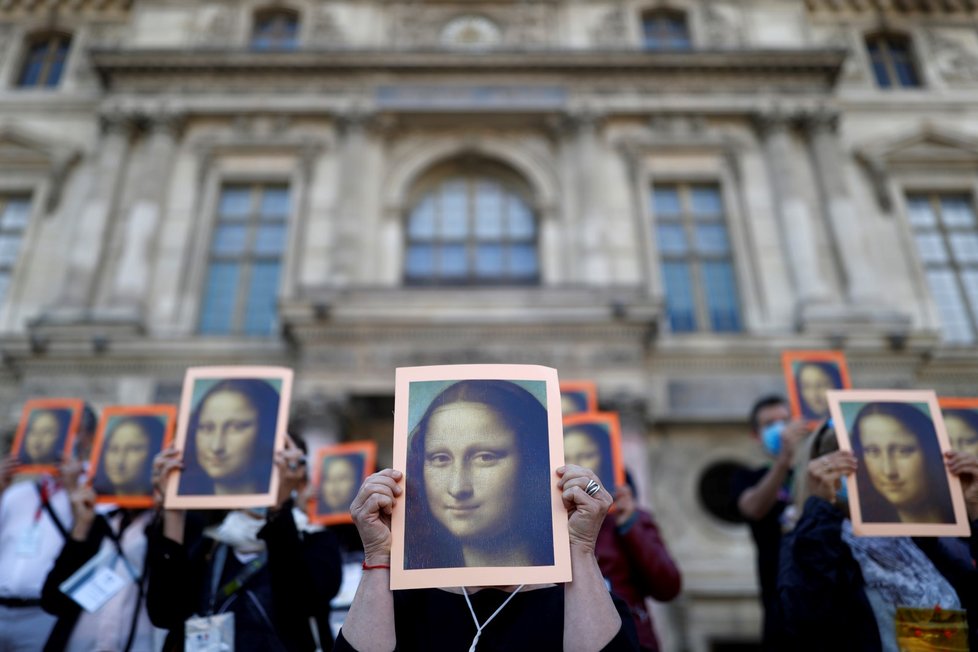 V Paříži se po čtyřech měsících otevřela galerie Louvre, návštěvníci tak znovu mohli obdivovat mimo jiné Monu Lisu (6. 7. 2020).