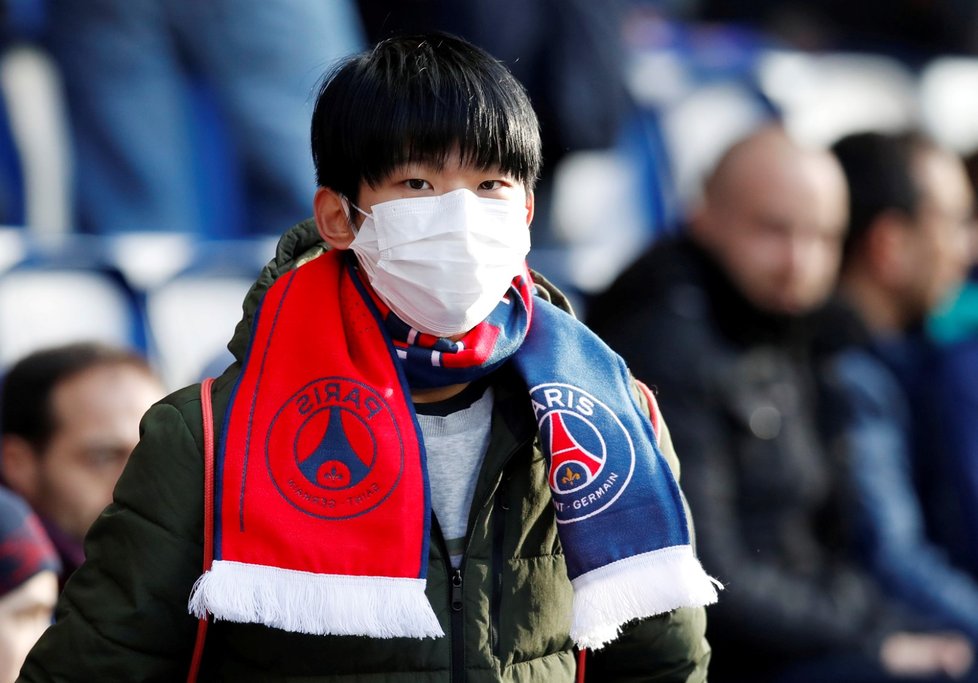 Lidé se na zápas Paříž St. Germain vs Dijon přišli podívat v rouškách (29.2.2020).