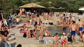 Chorvatská pláž Zrce je známá bujarými party z let minulých. V omezené míře pokračují i v dobách pandemie koronaviru.