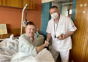 Pavlovi poblahopřál k uzdravení i ředitel znojemské nemocnice Martin Pavlík. Oba muži se kuriózně narodili ve stejný den i rok.