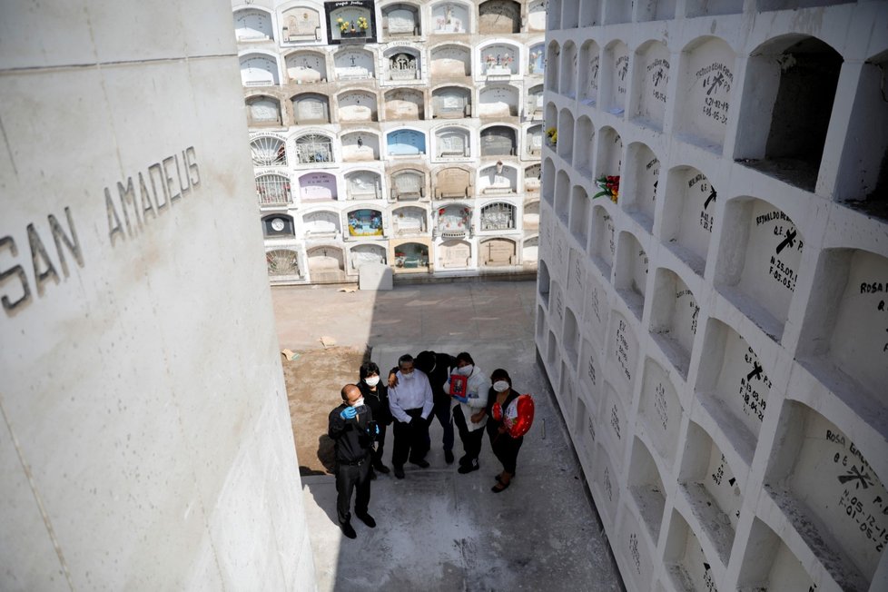 Pohřby obětí koronaviru v peruánské Limě