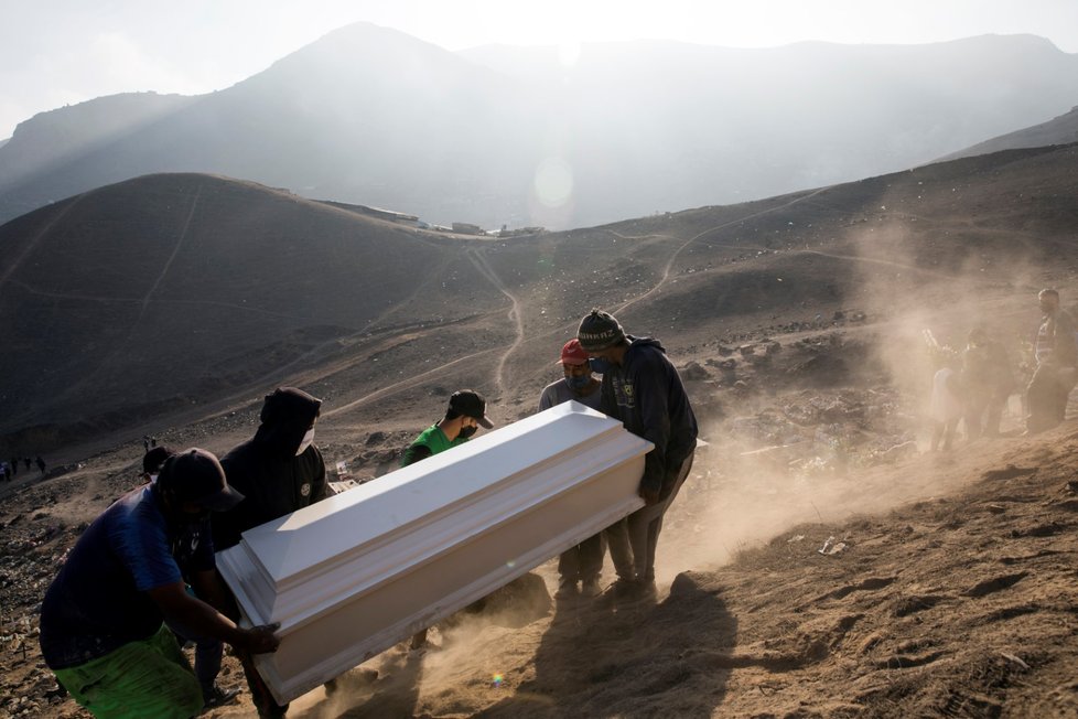 Pohřeb oběti koronaviru v Peru (1. 6. 2020)