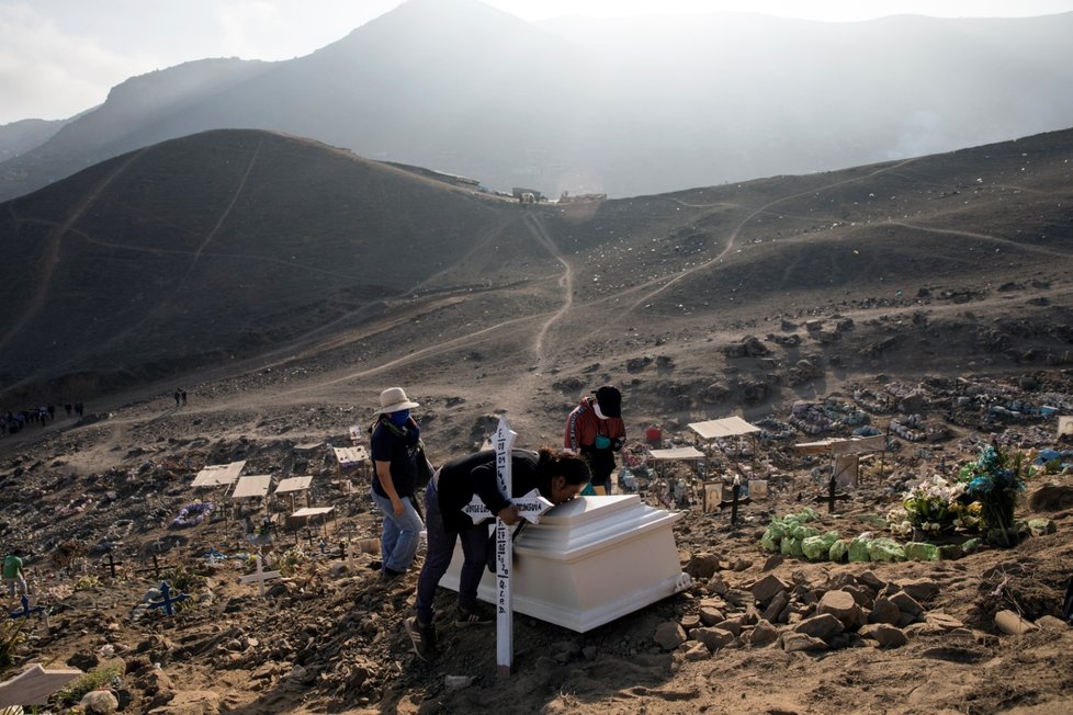 Pohřeb oběti koronaviru v Peru (1. 6. 2020)