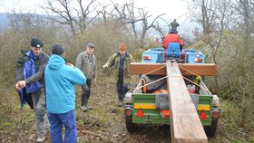 Převozu kříže a jeho vztyčení na Vlčí hoře se ujala více než desítka Petrových přátel.