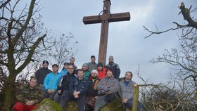 Petr Becha a jeho přátelé pod křížem, který má připomínat památku všech zemřelých na covid-19.