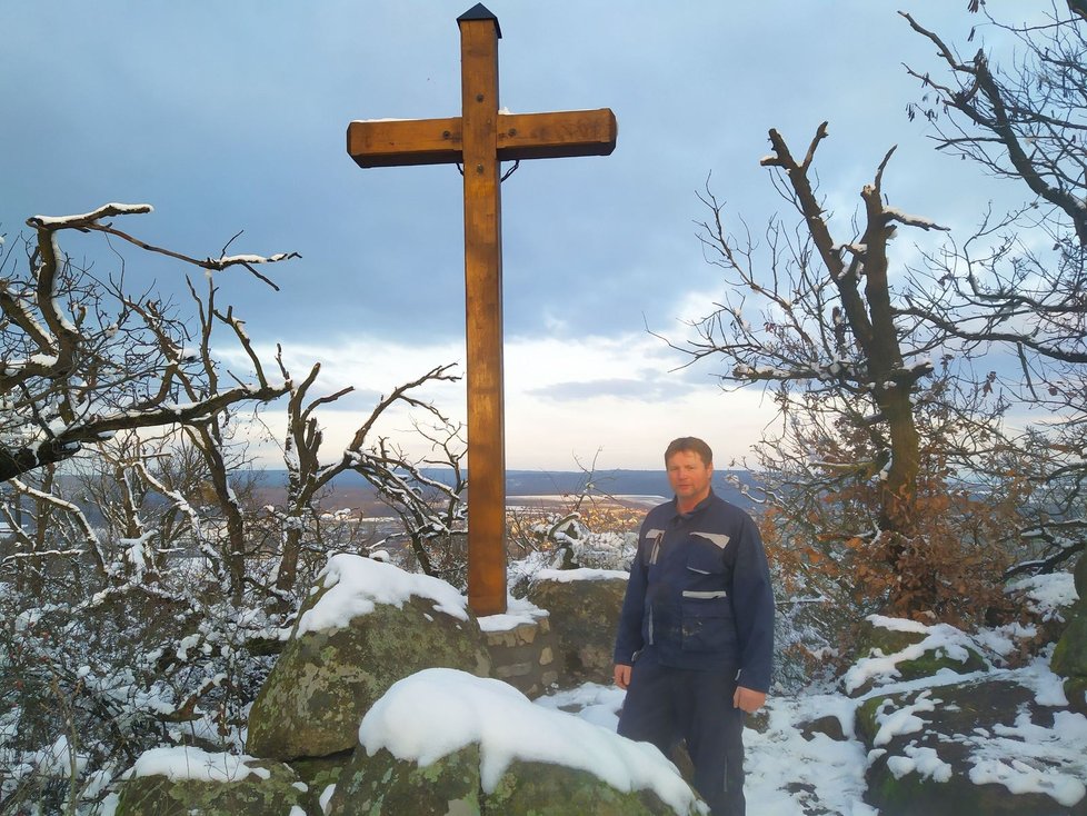 Petr Becha (55) na vrcholu Vlčí hory. Pětimetrový kříž věnoval obětem covidu-19 na celém světě.