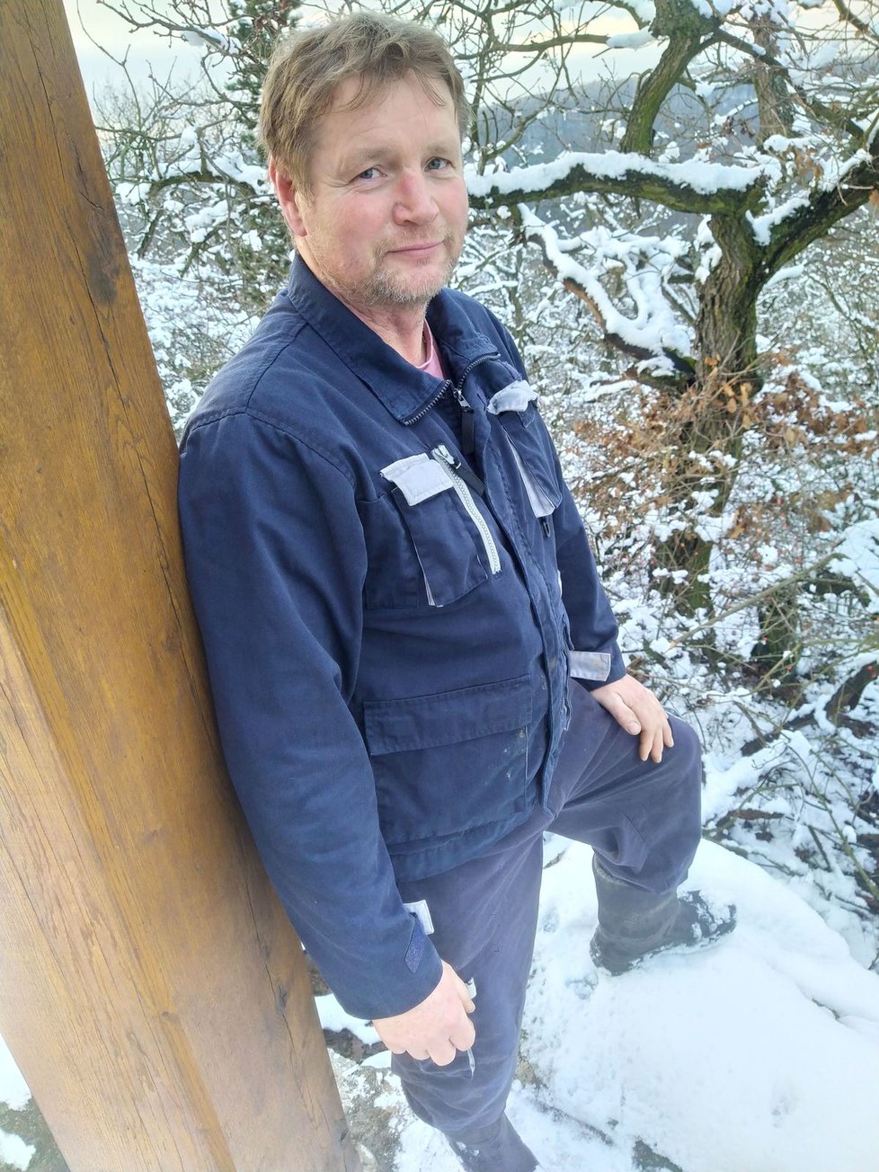 Petr Becha (55) na vrcholu Vlčí hory. Pětimetrový kříž věnoval obětem covidu-19 na celém světě.