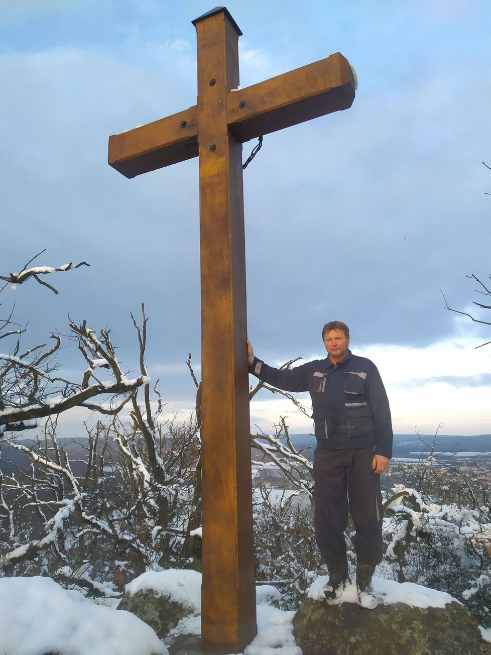 Petr Becha (55) na vrcholu Vlčí hory. Pětimetrový kříž věnoval obětem covidu-19 na celém světě.