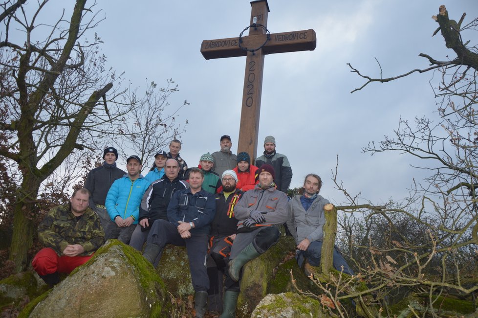 Petr Becha a jeho přátelé pod křížem, který má připomínat památku všech zemřelých na covid-19.