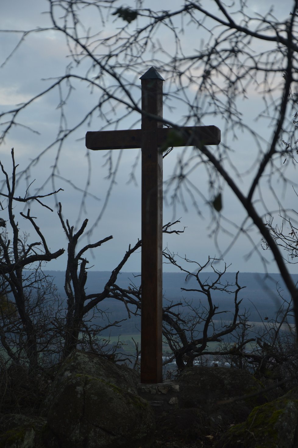Kříž vztyčený na památku obětí covidu-19 u Vedrovic.