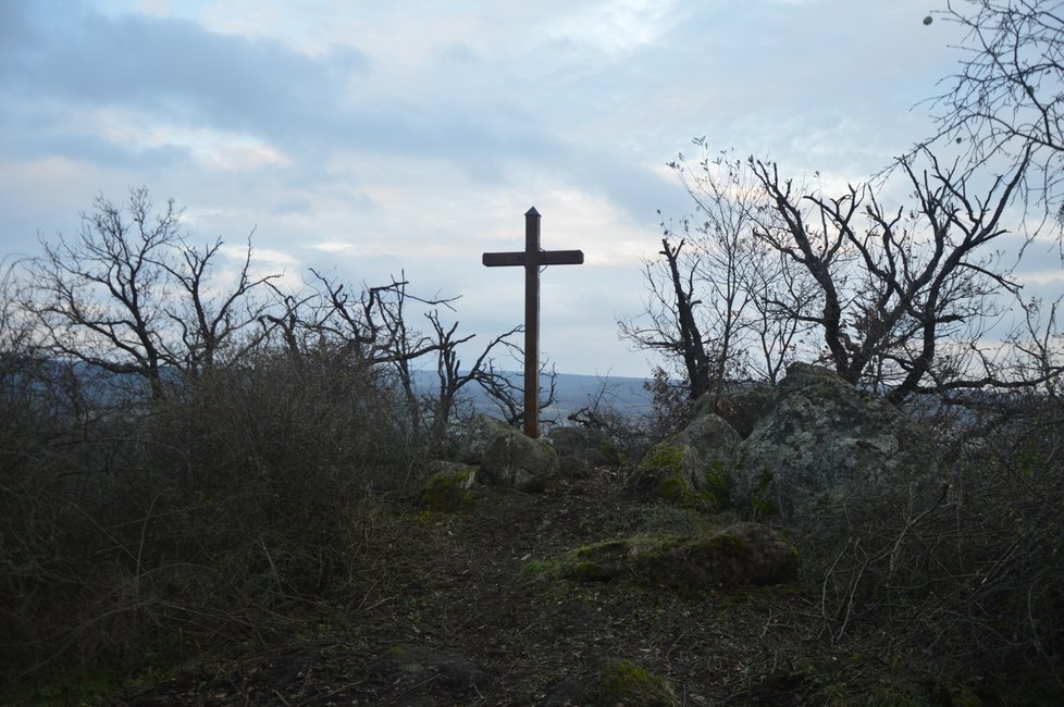 Kříž vztyčený na památku obětí covidu-19 u Vedrovic.