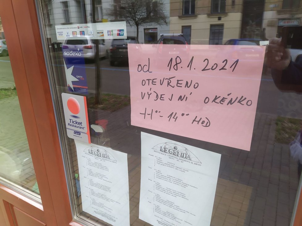 Vylidněná Jiráskova ulice v Brně. Momentálně na ní vaří jídla jen Kováč, zbylé podniky odstřelil koronavirus.