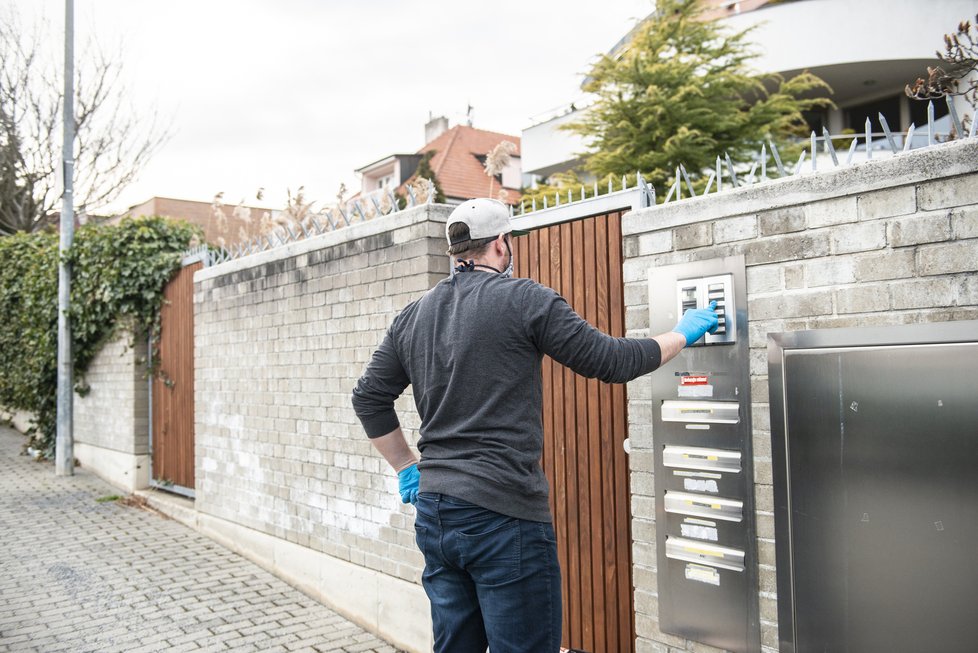 Adam Matuška rozváží stáčené pivo v době nouzového stavu