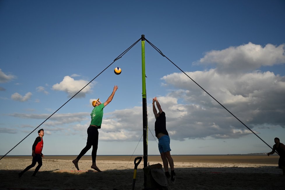 Koronavirus v Irsku: Pláže poblíž Dublinu se pomalu plní lidmi (8.5.2021) Koronavirus v Irsku: Pláže poblíž Dublinu se pomalu plní lidmi (8.5.2021)