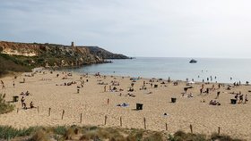 Koronavirus na Maltě: Slunečné počasí vylákalo lidi na pláže (8. 5. 2021)