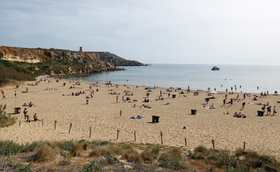 Koronavirus na Maltě: Slunečné počasí vylákalo lidi na pláže (8.5.2021)