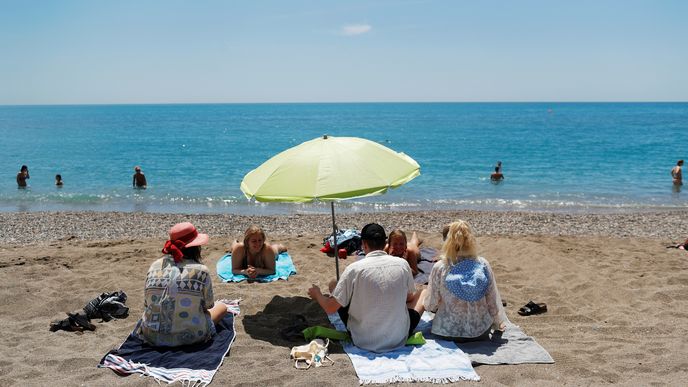 Některé španělské provincie mohou během druhé fáze zmírnit omezení. Lidé si užívají na pláži La Malagueta.