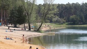 Češi o teplém jarním víkendu vyrazili i k vodě. Obavy z koronaviru je nezastavily (18. 4. 2020).