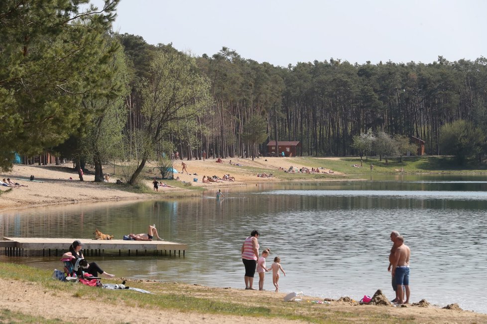 Češi o teplém jarním víkendu vyrazili i k vodě. Obavy z koronaviru je nezastavily (18. 4. 2020)