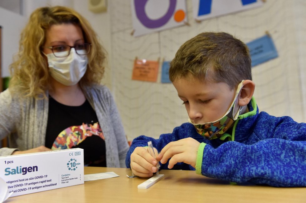 Výrobce antigenních testů ze slin představil na ZŠ Bosonožská ve Starém Lískovci v Brně vlastní metodu, kterou označuje za spolehlivější než testy stěrem z nosu.