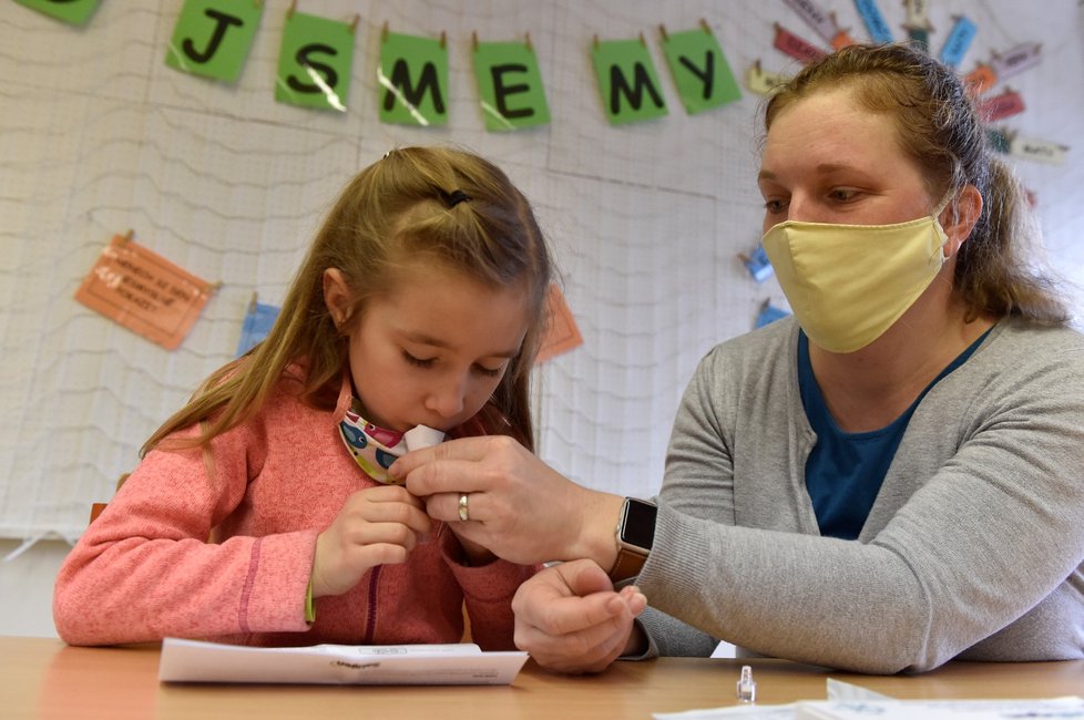 Výrobce antigenních testů ze slin představil na ZŠ Bosonožská ve Starém Lískovci v Brně vlastní metodu, kterou označuje za spolehlivější než testy stěrem z nosu.