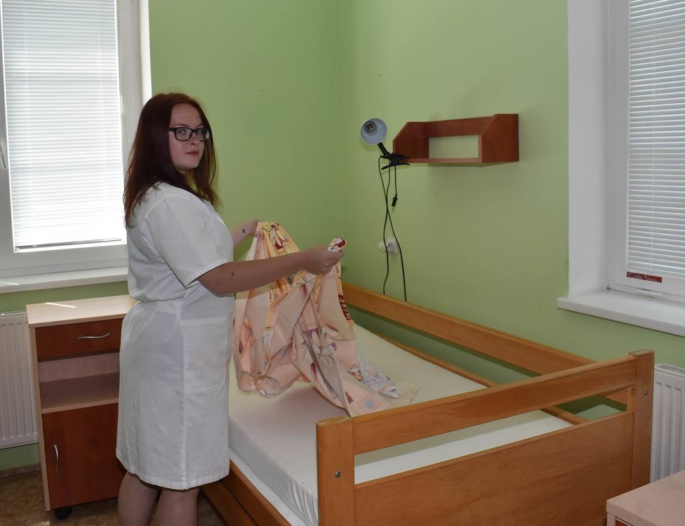Lenka Bělová při stlaní postele v Domově pro osoby se zdravotním postižením v Újezdci na Klatovsku.