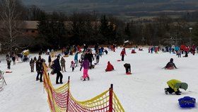 Bobovat a sáňkovat vláda nezakázala, Češi toho využili ve vrchovaté míře (30. 12. 2020)