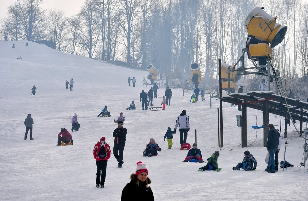 Bobovat a sáňkovat vláda nezakázala, Češi toho využili ve vrchovaté míře (30. 12. 2020)