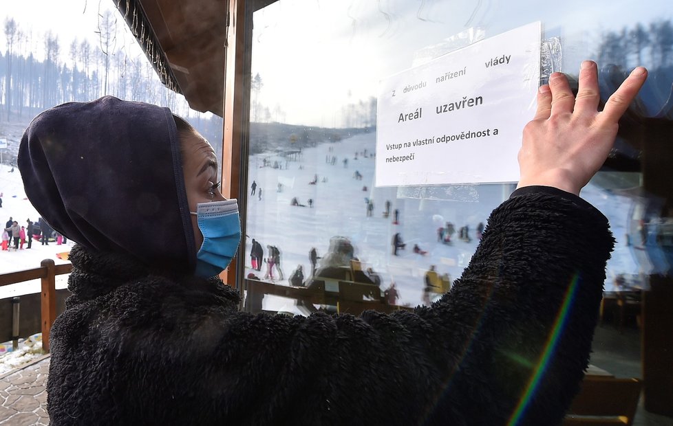 Bobovat a sáňkovat vláda nezakázala, Češi toho využili ve vrchovaté míře (30. 12. 2020)