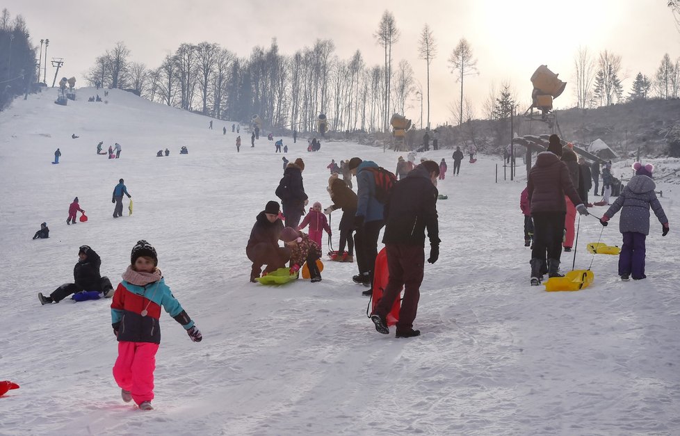 Bobovat a sáňkovat vláda nezakázala, Češi toho využili ve vrchovaté míře (30. 12. 2020)