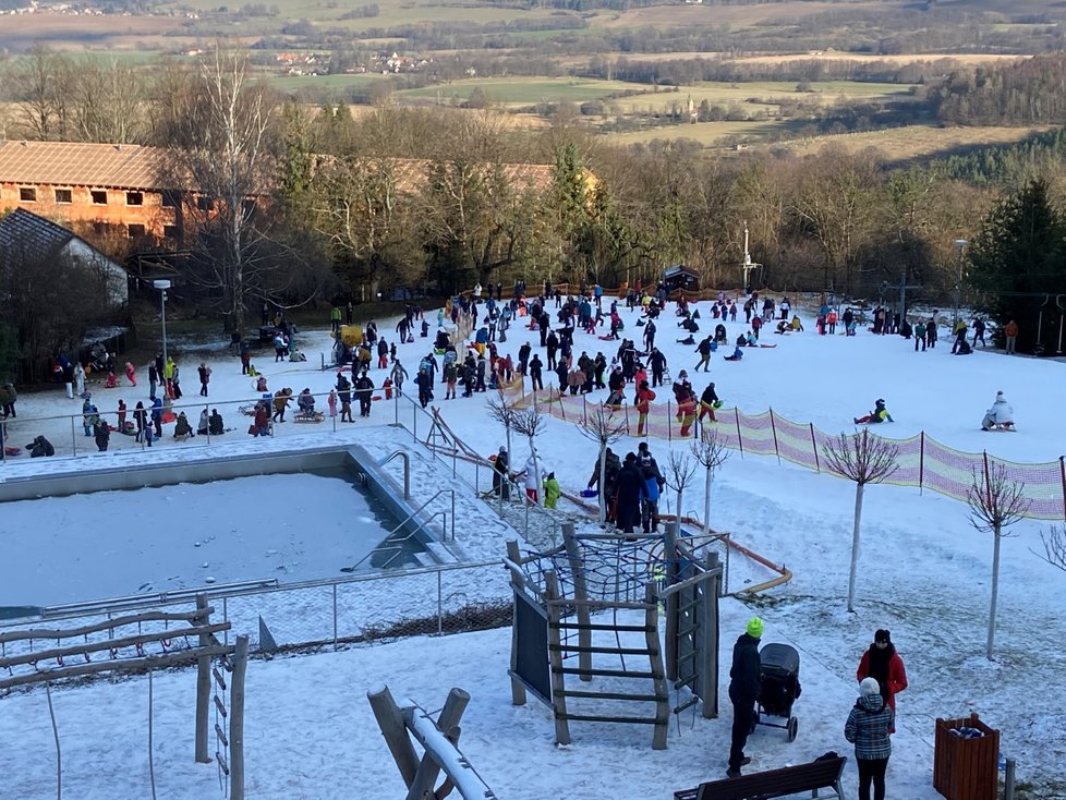 Bobovat a sáňkovat vláda nezakázala, Češi toho využili ve vrchovaté míře (30. 12. 2020)