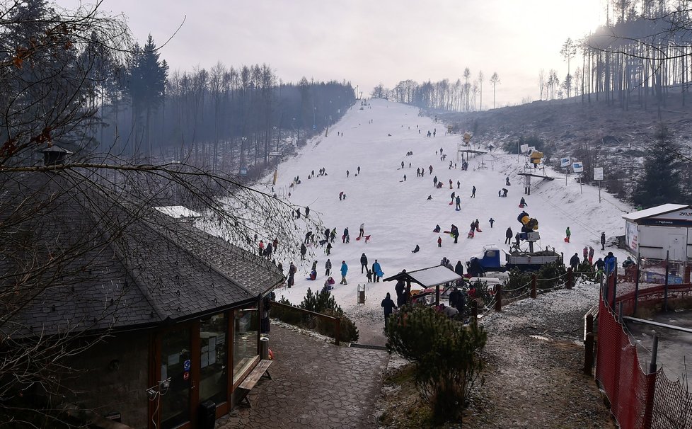 Bobovat a sáňkovat vláda nezakázala, Češi toho využili ve vrchovaté míře (30. 12. 2020)