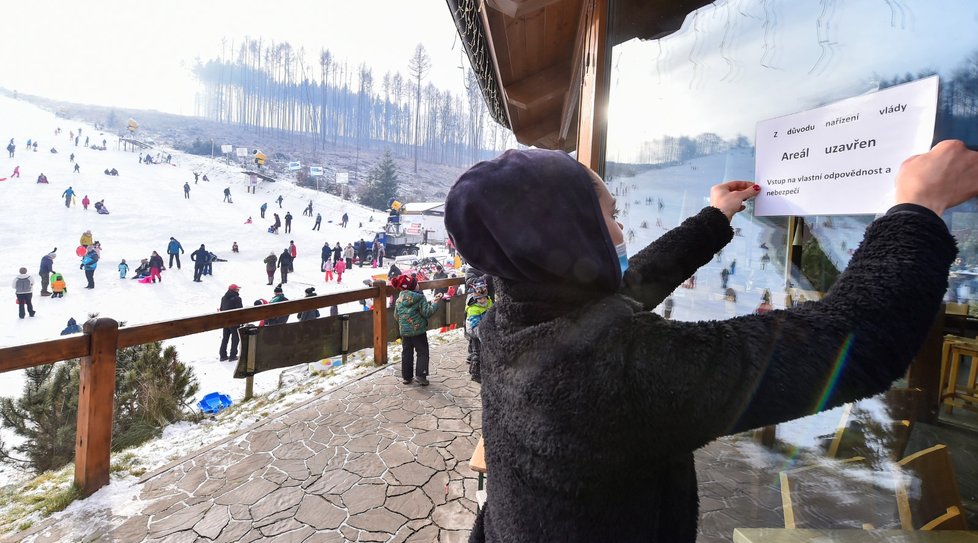 Bobovat a sáňkovat vláda nezakázala, Češi toho využili ve vrchovaté míře (30. 12. 2020)